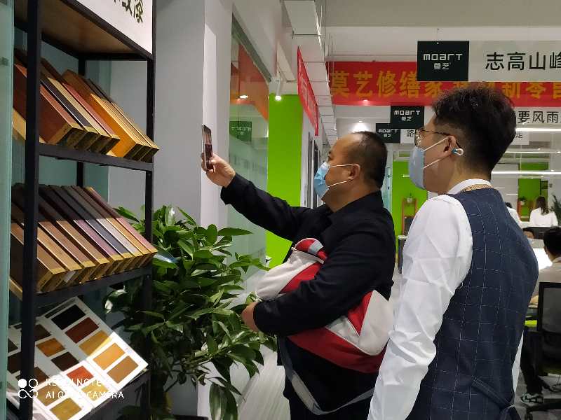 客戶(hù)參觀產(chǎn)品并拍照