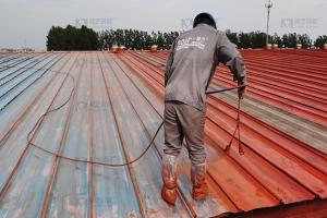 彩鋼瓦施工流程最重要的就是前期除銹。